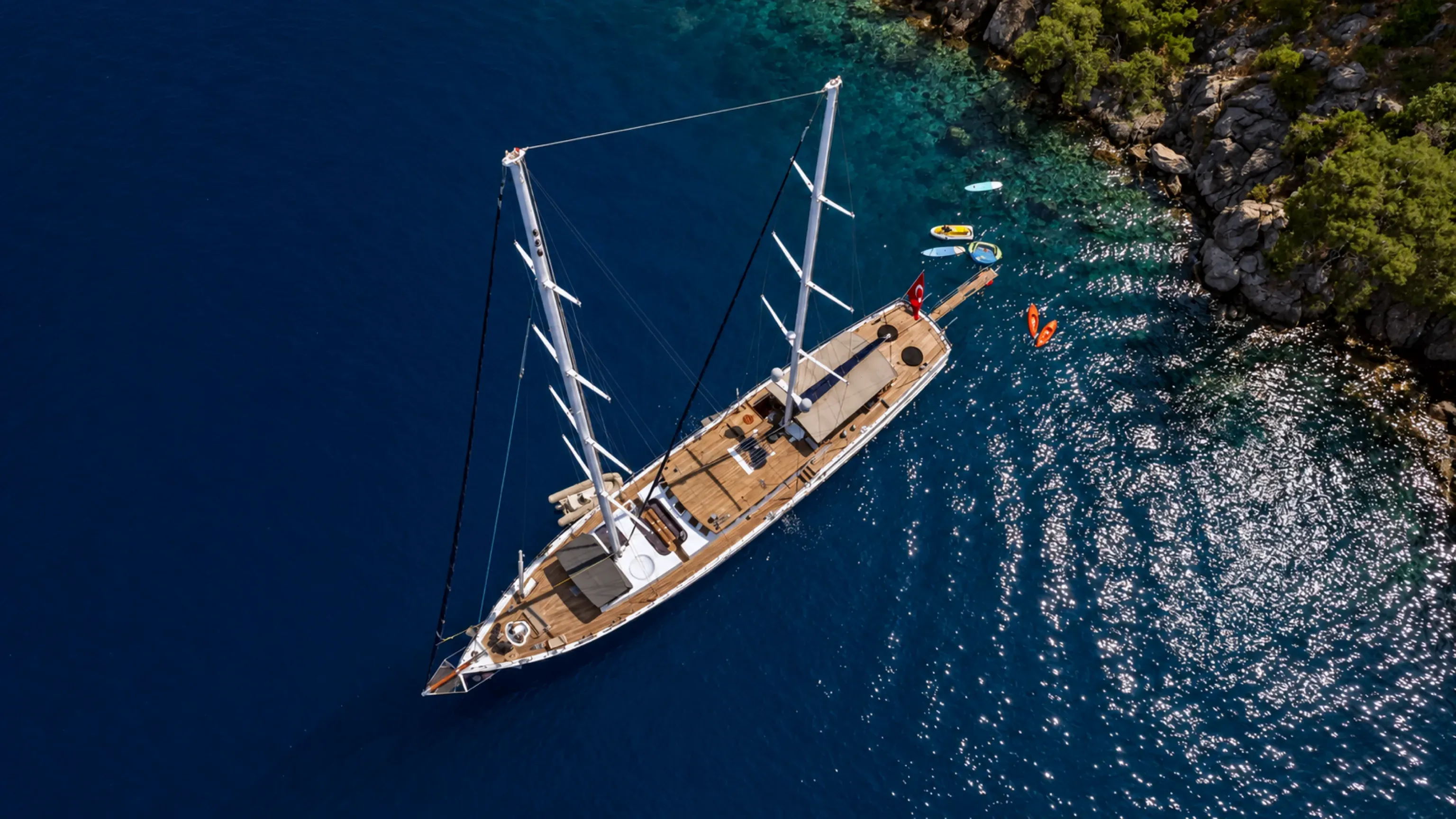Göcek koyunda demirli bir gulet, kuşbakışı